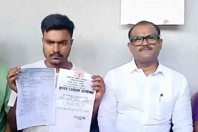 Cooch Behar resident Dipankar Sarkar (left) shows the notices served to him as district Trinamool chief Abhijit De Bhowmik looks on at Sarkar’s home on Friday. Picture by Main Uddin Chisti/The Telegraph