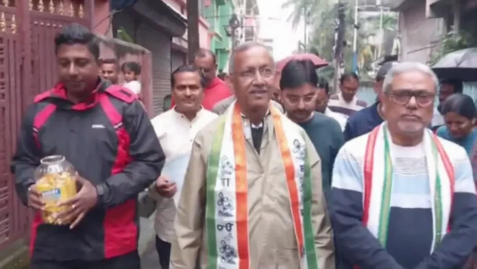 Gautam Deb interacts with residents of Ward 19 during his Sunday campaign outreach in Siliguri. Sunday, 29 March 2026.